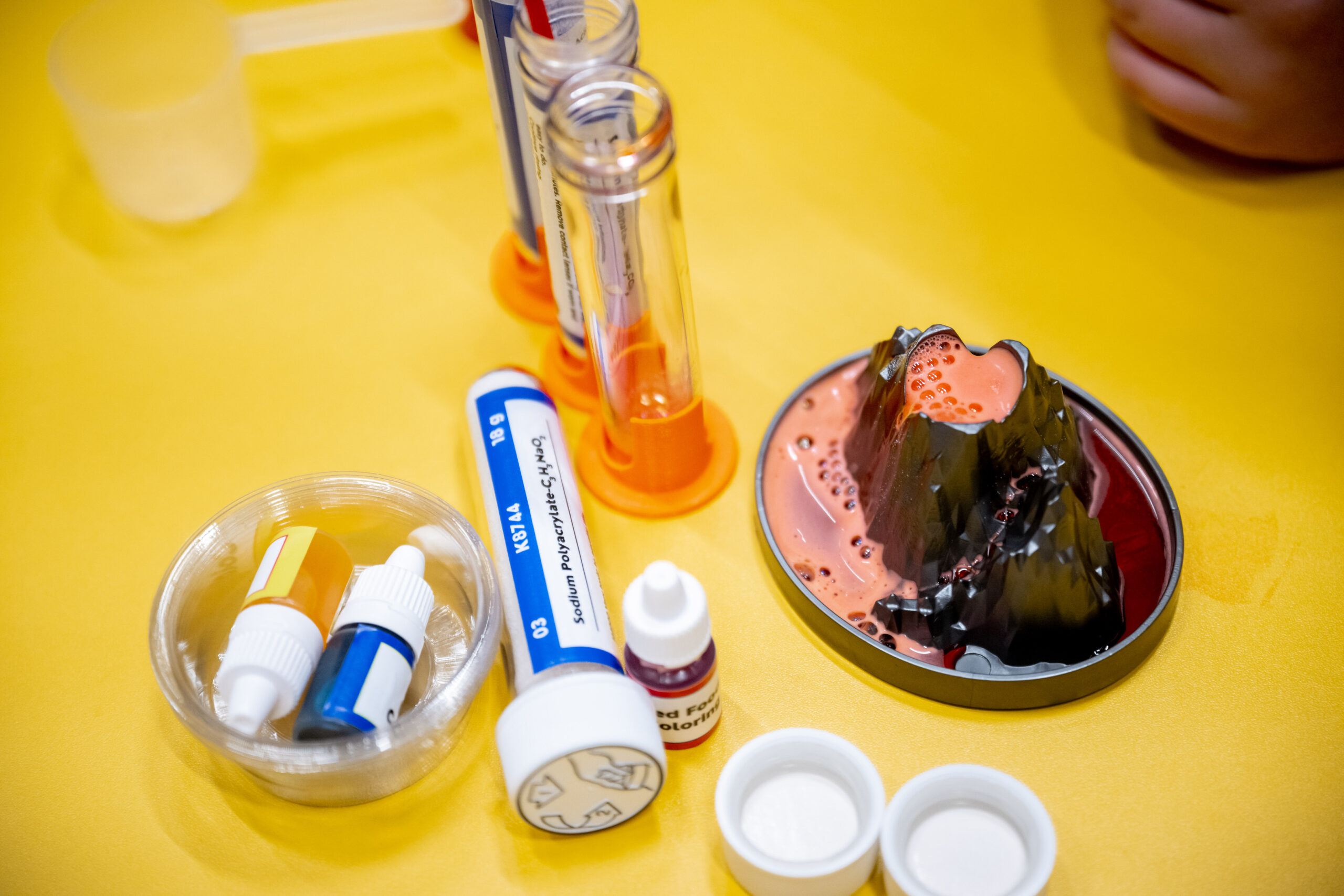 VULKAN, SNEG IN MAVRIČNI POLIMERI